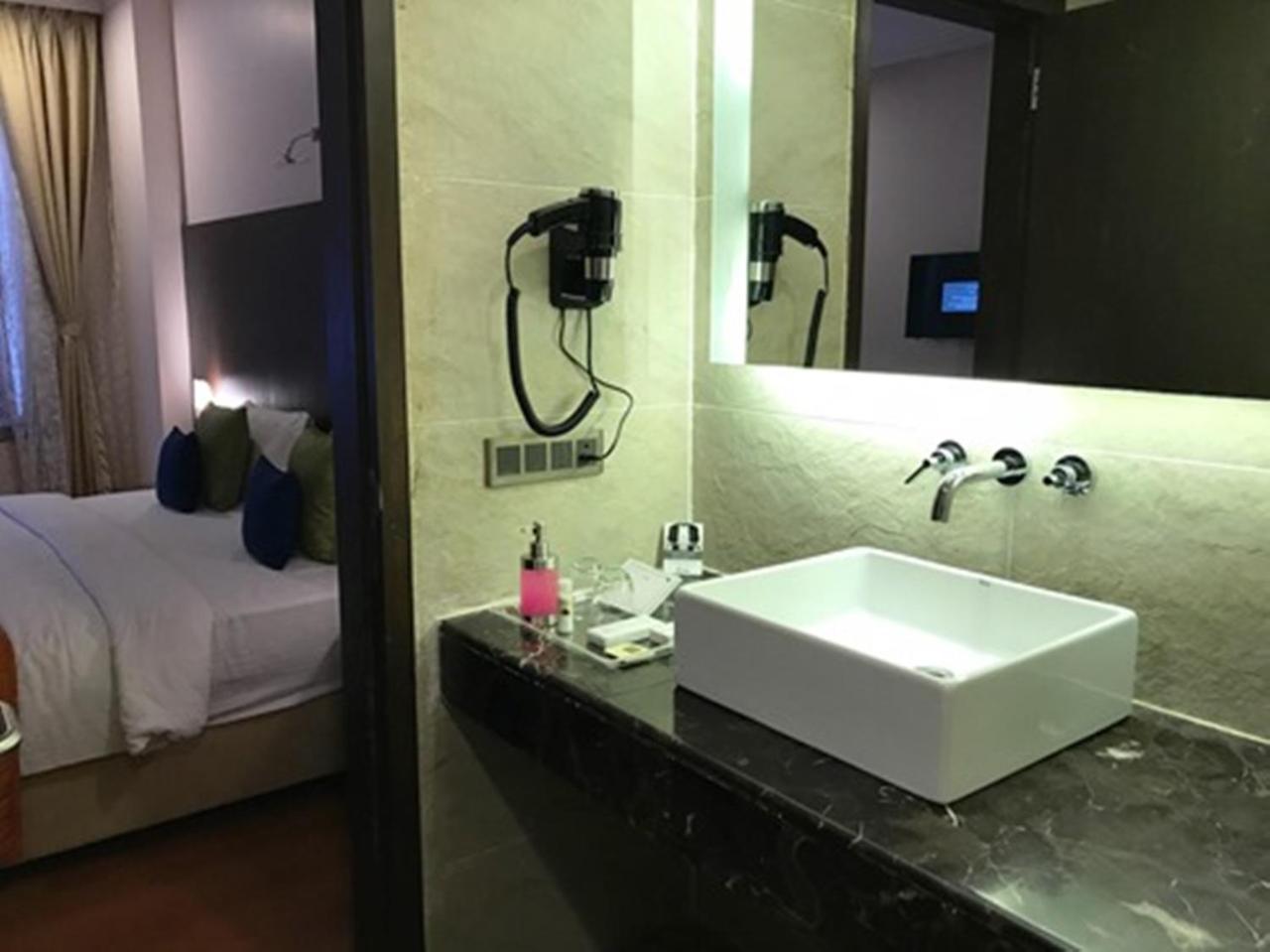 Hotel Central Park Manipal Exteriör bild